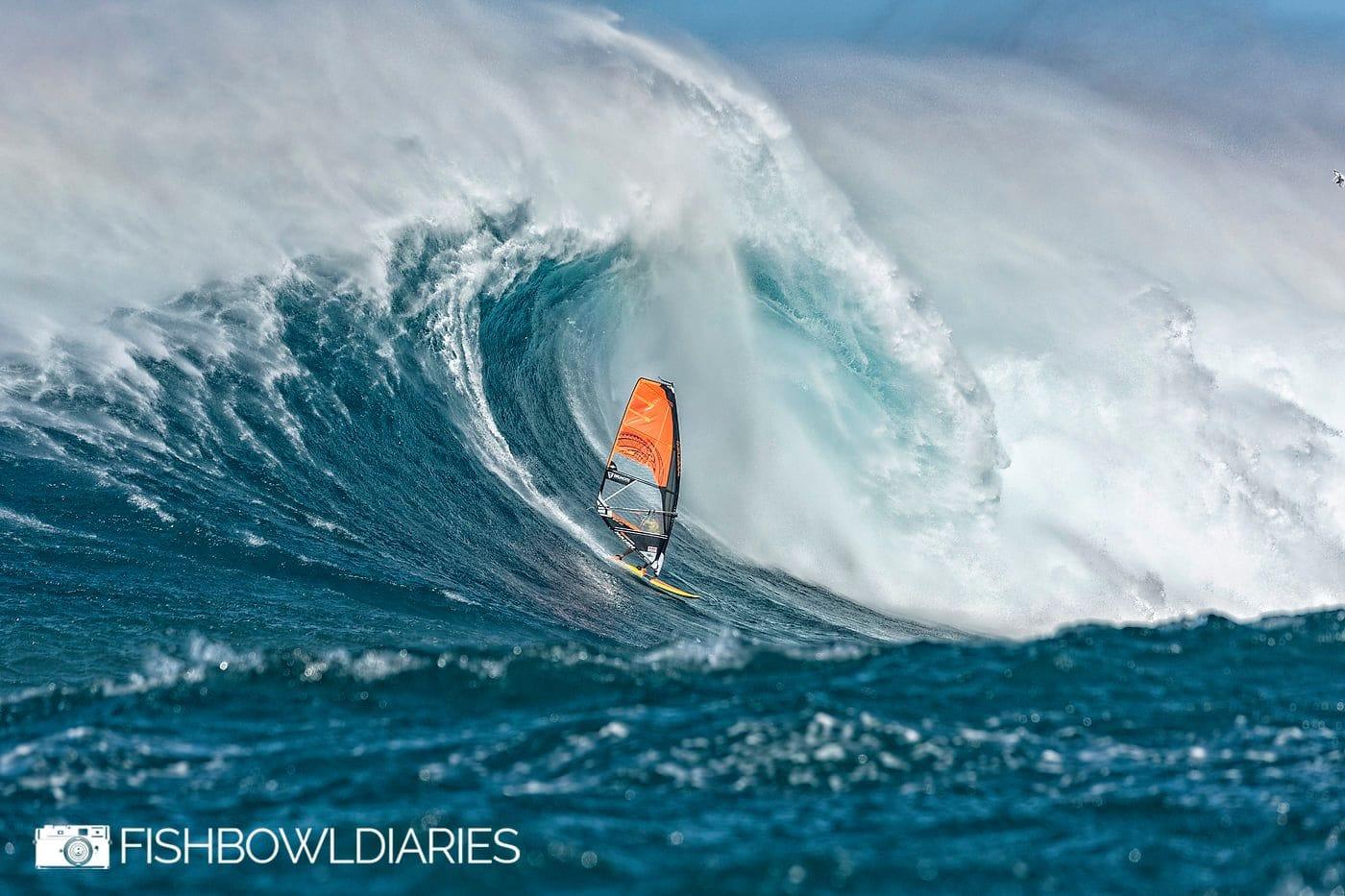 Ricardo Campello Charging Pe'ahi - Naish.com